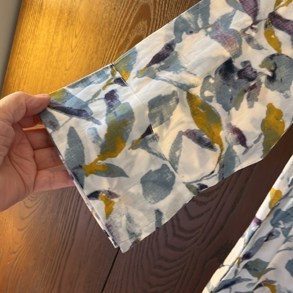 Elsie & Zoey 3/4 sleeved long floral top. Size Medium but runs small. NWT - Picture 4 of 10